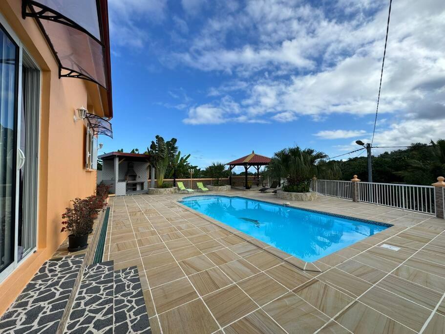 Le Volcan - Piscine - Dodoterla Sainte-Rose Exteriér fotografie